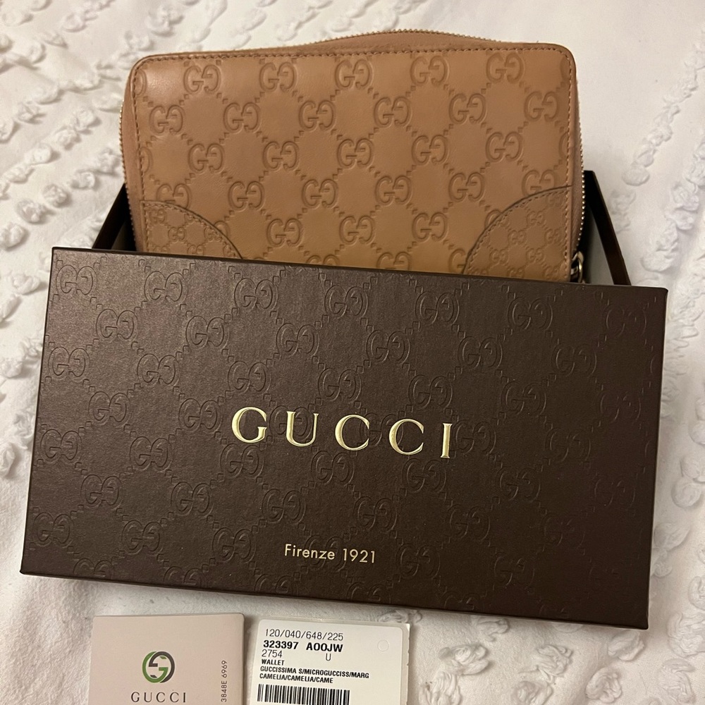 Brand new Gucci wallet in beautiful color!